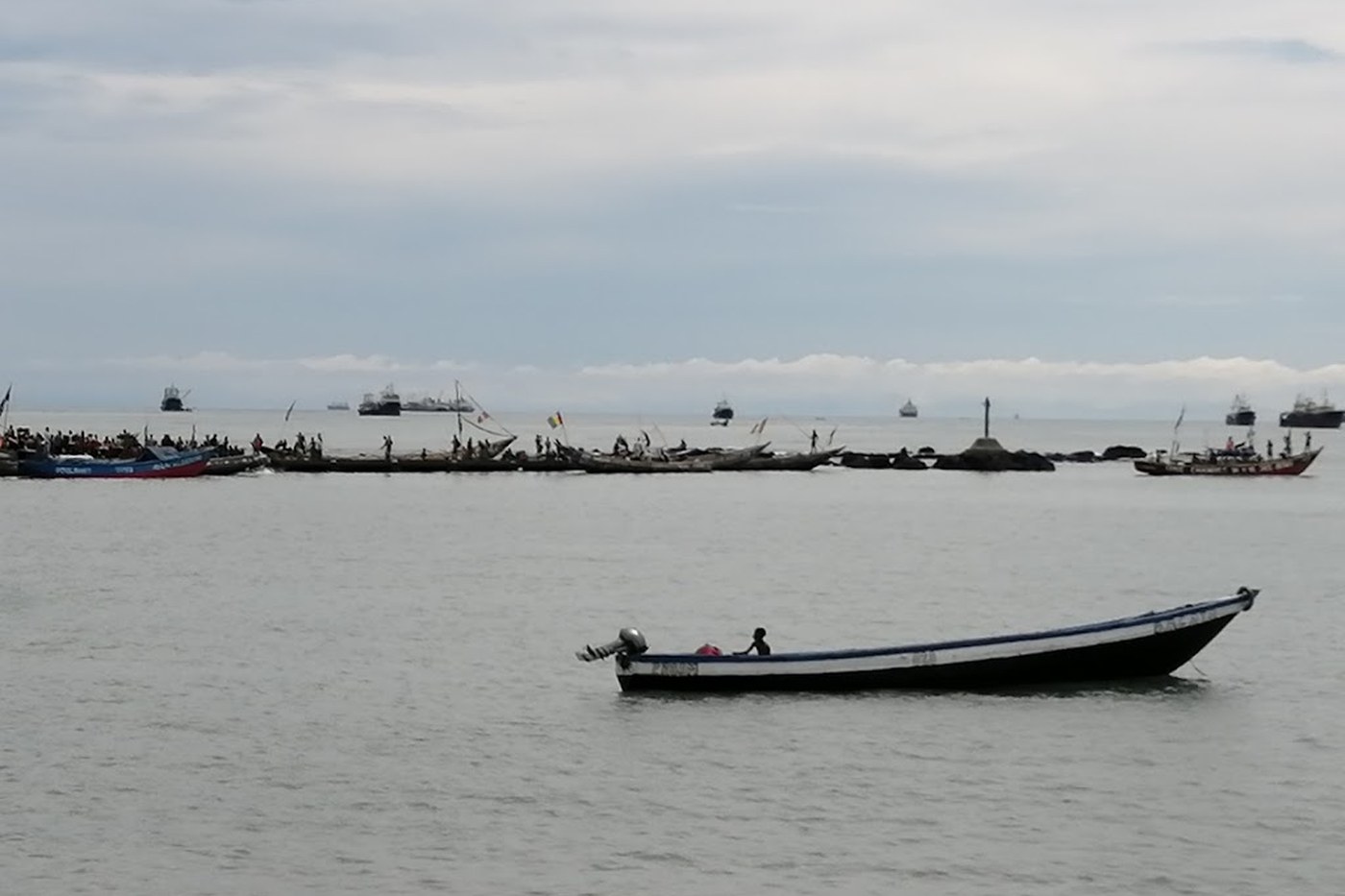 Pirogues de pêche artisanale au port de Conakry